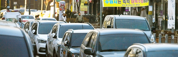 광교법조타운이 오는 3월 개원을 앞두고 있는 가운데 2일 오후 수원시 영통구 하동 광교법조타운 주변에 불법 주차된 차량들이 가득하다. /김영운 기자