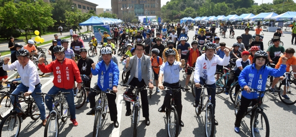 중부일보와 평택시체육회가 주최하고 평택시가 후원한 ‘2018 평택사랑 자전거대행진’이 지난 5월 26일 소사벌레포츠센터 내 평택청소년문화센터 앞마당에서 시민 1천여 명이 참석한 가운데 열렸다.