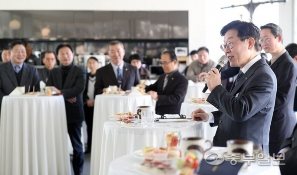 이재명 경기도지사가 3일 오후 도지사 공관 카페동에서 경기도청 출입 언론인들과 2019년 신년 기자 간담회를 열고 있다. /경기도청 제공