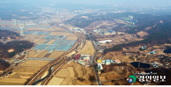 SK하이닉스 반도체 클러스터 후보지 용인 원삼면-SK하이닉스의 대규모 반도체 클러스터 입지 선정을 앞두고 국가 균형발전 논리를 무분별하게 앞세우는 비수도권 지역들의 견제가 심해지고 있다. 사진은 SK하이닉스 반도체 특화 클러스터 후보지로 거론되고 있는 용인시 원삼면 일대. /임열수 기자
