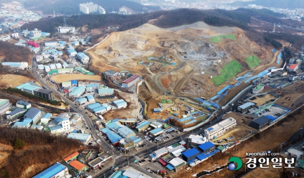 인허가 절차가 총량제에서 실수요 검증제로 전환되면서 경기지역에 물류단지가 우후죽순 들어서 지역주민들이 교통난과 생존권 등의 이유로 집단 반발하고 있다. 사진은 광주 오포읍 문형리 산64의18 일원 20만여㎡ 규모로 조성 중인 광주 오포물류단지 현장. /임열수기자