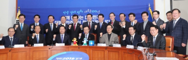 20일 국회에서 열린 민주당 당대표·시도지사 간담회에서 참석자들이 파이팅을 외치고 있다. 앞줄 왼쪽부터 오거돈 부산시장, 최문순 강원도지사, 김두관 참좋은지방정부위원장, 이해찬 대표, 홍영표 원내대표, 박원순 서울시장, 박남춘 인천시장. 뒷줄 왼쪽부터 이재명 경기지사, 양승조 충남지사, 김부겸 행정자치부 장관, 홍남기 경제부총리, 이시종 충북지사, 이용섭 광주시장, 김영록 전남지사, 송하진 전북지사, 송철호 울산시장, 이춘희 세종시장, 허태정 대전시장, 김경수 경남지사, 윤호중 사무총장, 김태년 정책위의장.