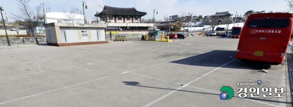 사드 보복으로 급감했던 중국 관광객이 다시 한국을 찾고 있지만 경기도는 찾지 않아 외국인 관광객을 끌어들일 경기도만의 자생력이 절실하다는 지적이다. 사진은 중국인 단체 관광객이 찾지 않아 한산한 수원화성 주차장. /임열수 기자