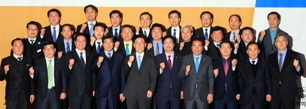 22일 오전 수원 라마다호텔에서 열린 ‘2019 상반기 경기도-시군 정책협력위원회’에서 이재명 경기도지사와 염태영 수원시장 등 참석자들이 기념찰영을 하고 있다./노경신기자 mono316@