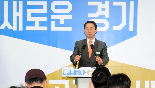 13일 오전 경기도청 브리핑룸에서 김희겸 경기도 행정1부지사가 경기도 경제산업정책 방향 정책 브리핑을 하고 있다./노경신 기자