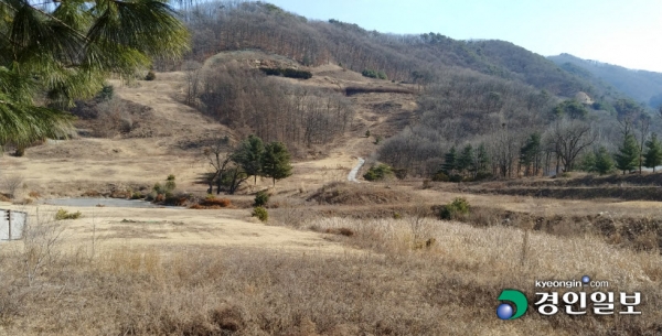 연천군 전곡읍 고능리 102 일원 체육시설(골프장) 부지가 폐기물처리 시설로 변경 조짐을 보이자 주민들 간 찬반 논란이 일고 있다. 14일 연천군 전곡읍 고능리 퍼블릭골프장이 영업중단으로 황폐화된 모습을 보이고 있다. /오연근기자