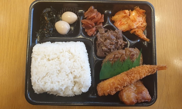 수원시내 한 도시락 업소에서 규정을 무시한 채 매장내 식사 손님에게 일회용기에 음식을 담아 제공하고 있다.