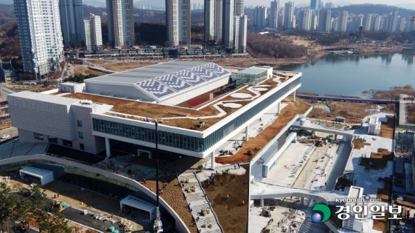 경기 남부지역 마이스(MICE) 산업의 허브 역할을 할 수원컨벤션센터가 착공 3년만인 오는 3월 말 준공을 앞두고 위용을 드러내고 있다. 사진은 수원 광교신도시 내 지하 2·지상 5층 규모로 건축되는 수원컨벤션센터. /임열수 기자