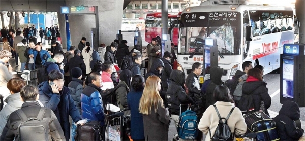 17일 인천국제공항 제1여객터미널 입국장 앞 버스정류장에서 수원, 안양, 평택 등 경기남부지역으로 가려는 여행객들이 줄지어 서서 버스를 기다리고 있다. 인천 및 김포공항이 이용객 급증으로 오는 2030년께 포화상태가 될 것으로 전망되면서 경기남부지역에 신공항을 건설해야 한다는 목소리가 커지고 있다. 김시범 기자