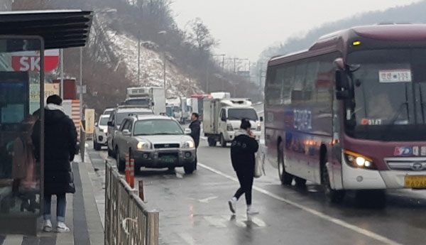 과천~봉담 고속도로 하행선 의왕요금소 직전에 휴게소(사진 왼쪽) 진출입로와 광역버스 환승정거장이 겹쳐 차량간 추돌과 승객 승하차시 안전사고 위험에 노출돼 있다./박건 기자