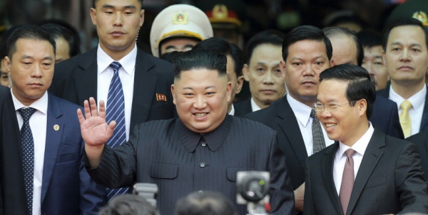 북미정상회담을 하루 앞둔 26일 김정은 북한 국무위원장이 중국과 접경지역인 베트남 랑선성 동당역에 도착해 현지 환영단에게 손을 흔들고 있다. /AP=연합뉴스