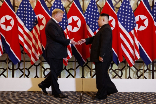 도널드 트럼프(왼쪽) 미국 대통령과 김정은 북한 국무위원장이 2차 북미정상회담 첫날인 27일(현지시간) 회담장인 베트남 하노이 소피텔 레전드 메트로폴 호텔에 도착해 악수하고 있다. 지난해 6월 12일 싱가포르 센토사섬에서 역사적인 첫 북미정상회담을 했던 두 정상이 얼굴을 다시 마주한 것은 260일 만이다. /하노이 AP=연합뉴스