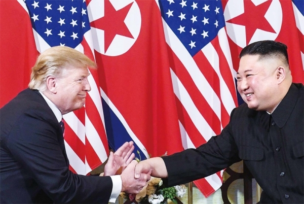 도널드 트럼프 미국 대통령(왼쪽)과 김정은 북한 국무위원장이 2차 북미정상회담 첫날인 27일(현지시간) 베트남 하노이 소피텔 레전드 메트로폴 호텔에서 만나 악수하고 있다. 지난해 6월 12일 싱가포르 센토사섬에서 첫 북미정상회담을 했던 두 정상이 얼굴을 다시 마주한 것은 260일 만이다./연합뉴스