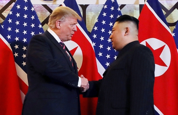 도널드 트럼프 미국 대통령과 북한 김정은 국무위원장이 27일 베트남 하노이 메트로폴 호텔에 도착해 환하게 웃고 있다./연합뉴스
