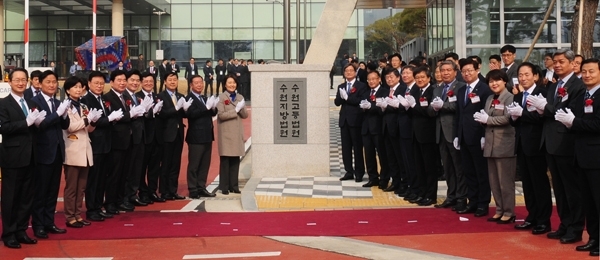 4일 수원시 영통구 수원법원종합청사에서 열린 '수원고등법원 개원식 및 수원법원종합청사 준공식'에서 김명수 대법원장, 김주현 초대 수원고법 법원장, 박영선 국회 사법개혁특별위원장 등 참석자들이 현판 제막식을 마친 후 기념촬영을 하고 있다./노경신 기자