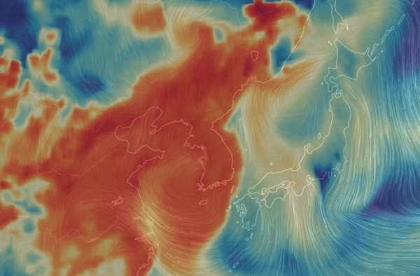 닷새 연속 미세먼지 비상조치가 시행된 5일 세계 기상 정보를 시각화해 나타내는 비주얼 맵인 어스널스쿨로 확인한 오전 9시 한반도의 초미세먼지 대기 상황. 중국과 한반도 부분은 초미세먼지로 붉게 표시됐지만 동해와 일본 쪽 대기는 깨끗하게 표시되고 있다./어스널스쿨 홈페이지 캡처
