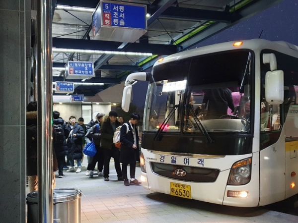 충북혁신도시 내 입주한 공공기관 직원들이 주말을 맞아 수도권에 있는 집에 가기 위해 버스를 타고 있다. /설소영 기자