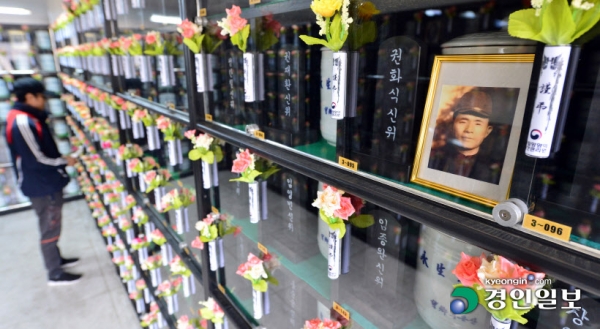 10일 오후 천안 망향의 동산 봉안당인 '망향의 집'에서 한 추모객이 일제의 강제 징용으로 먼 타국에서 숨을 거둔 조선인들의 유골함에 헌화하고 있다. 일제의 강제 노역에 시달리다 해방 전 일본 본토에서 숨진 이들의 유골 177위는 지난 2009~2012년 사이 수습돼 이곳 망향의 집에 안치됐다. /임열수 기자