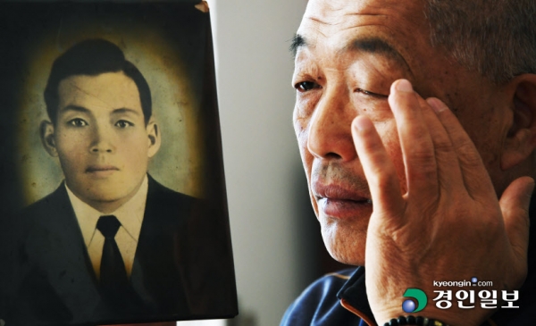 사진만 남은 아버지-사할린에서 영구 귀국한 러시아 동포들이 모여 사는 양주시 옥정동에서 이용바우(74) 씨가 러시아로 강제 징용돼 유해조차 돌아오지 못한 아버지의 사진을 바라보며 눈시울을 붉히고 있다. /임열수 기자