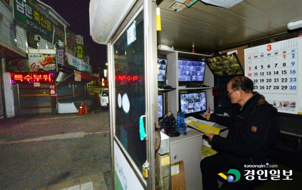지난 25일 저녁 수원의 한 전통시장에서 화재안전요원으로 일하고 있는 노인이 CCTV를 살펴보고 있다. /김금보 기자