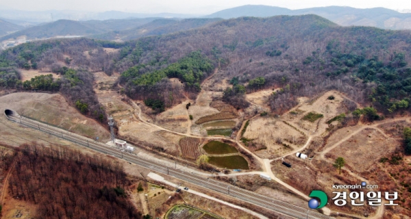갈등 해결 실마리 수원과 화성의 경계조정, 화성 함백산 메모리얼 파크 건립 등 지자체 간 이견을 보이던 사업들이 오산·수원·화성시 상생협약 이후 갈등이 해소되면서 성과가 나타나고 있다. 사진은 수원시의회가 적극 지원 입장을 밝힌 화성시 매송면 함백산 메모리얼 파크 건립 부지. /임열수 기자