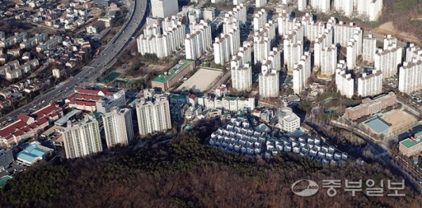 4일 용인시 기흥구 영덕동 청명센트레빌아파트와 영통업타운 코트더테라스타운하우스 일원. 표시된 총 8만5천961㎡부지가 빠르면 올 하반기 수원시로 편입되고, 이에 상응하는 수원지역 부지(영통 홈플러스 인근 준주거지역 4만2천619㎡)의 행정구역이 용인시로 바뀔 예정이다/노민규 기자