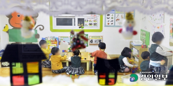 경기도의 한 사립유치원에서 종일반을 이용하는 아이들이 자유놀이를 하며 오후 시간을 보내고 있다. /임열수기자
