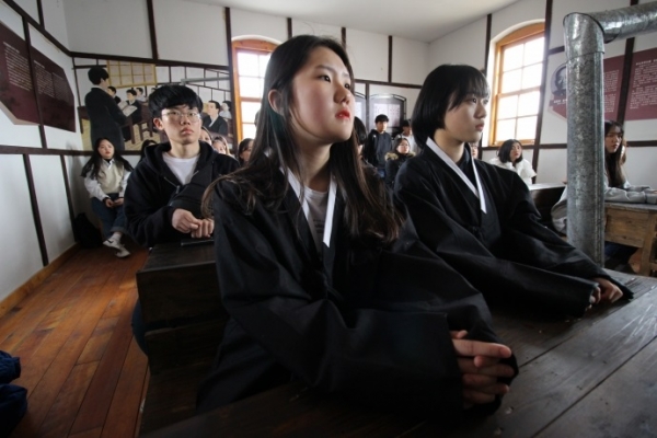 11일 오후 경기도 학생대표 33명이 중국 길림성 용정시 명동학교옛터 기념관에서 독립선언서를 읽고 있는 모습. 사진=송태훈 경기도교육청 청소년방송 학생기자