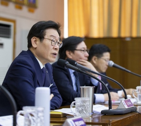 ▲ 오후 경기도청 신관 4층 대회의실에서 이재명 경기도지사가 ‘2019년 4월 확대간부회의’를 주재하고 있다.