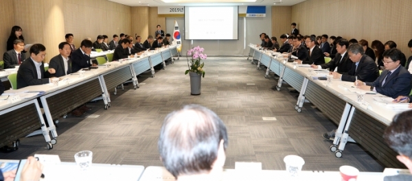 ▲김희겸 경기도 행정1부지사가 19일 오후 수원컨벤션센터에서 열린 4월 시,군 부단체장회의에서 회의를 주재하고 있다/경기도 제공