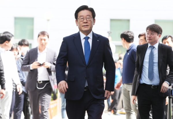 공직선거법상 허위사실 공표와 직권남용권리행사방해 혐의 등으로 기소된 이재명 경기지사가 22일 오후 경기도 성남시 수정구 수원지방법원 성남지원에서 열린 19차 공판에 출석하고 있다./연합