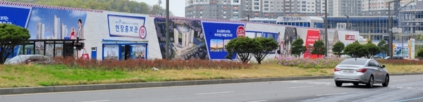 23일 화성시 동탄2신도시에서 세현개발이 분양허가도 받지 않고 대규모 가벽을 설치해 대대적인 분양홍보에 나서고 있어 시민들의 눈살을 찌푸리게 하고 있다./조병석기자