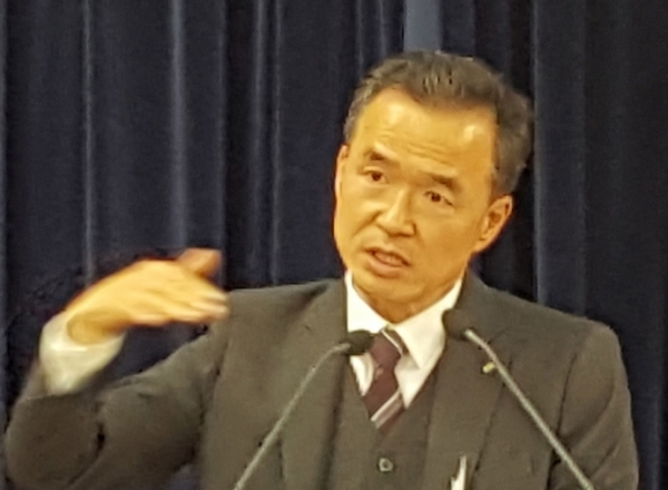 이항진 여주시장이 23일 수원 경기도의회 브리핑룸에서 기자회견을 열어 "수도권 규제 개선의 본질이 지역균형 발전을 위한 것이라면 도가 앞서 국토교통부에 건의한 '수도권' 제외 대상 시·군에 여주시도 포함되어야 한다"고 주장하고 있다. 사진=경기도