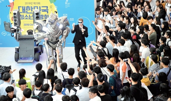 23일 수원시 영통구 수원컨벤션센터에서 열린 ‘2019 대한민국 청소년 박람회’를 찾은 청소년들이 타이탄 로봇쇼를 관람하며 신기해하고 있다. ‘2019 다시 청소년이다!’를 주제로 오는 25일까지 열리는 이번 청소년박람회는 미래 혁신, 진로 드림, 행복 나눔, 창의 재능 등 360여 개의 진로 체험부스와 멘토특강 등 다양한 프로그램이 마련됐다/전형민 기자