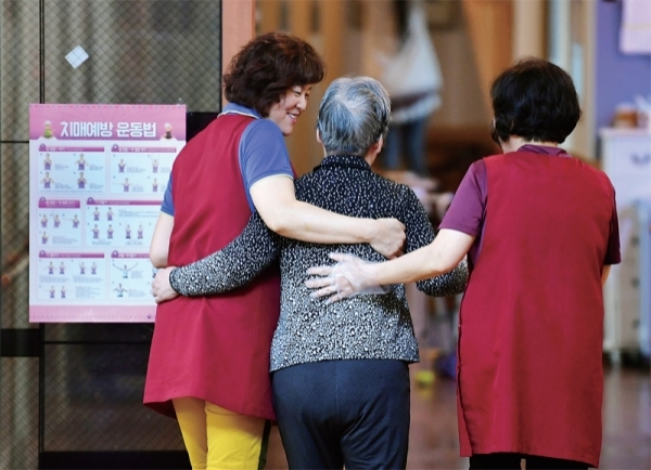 고령화가 가속화 되고 있는 우리나라에 약 81만 명이 앓고 있는 치매는 더이상 남의 일도, 방치할 수도 없는 상황이다. 치매환자가 발생한 가정은 환자 뿐 아니라 가족까지도 큰 고통을 겪는 만큼 범국가적인 해결책이 요구되고 있다. 경기지역 한 요양원에서 관계자들이 치매환자를 돌보고 있다. 김시범기자