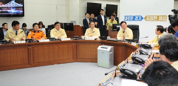 30일 경기도청 재난상황실에서 이재명 경기도지사가 ‘헝가리 유람선 침몰 사고 관련 긴급 재난상황 점검회의’를 주재하고 있다./노경신 기자