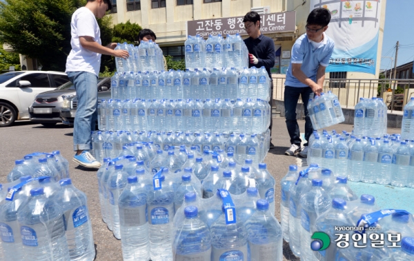 인천에서 촉발된 붉은 수돗물 사태가 경기도 전역으로 확산되면서 주민들이 적수 공포증을 호소하고 있다. 25일 오전 안산시 고잔동 행정복지센터에서 직원들이 지난 24일 일부 연립주택에서 이물질 수돗물 민원이 접수돼 피해주민들에게 공급할 생수를 정리하고 있다. /김금보기자