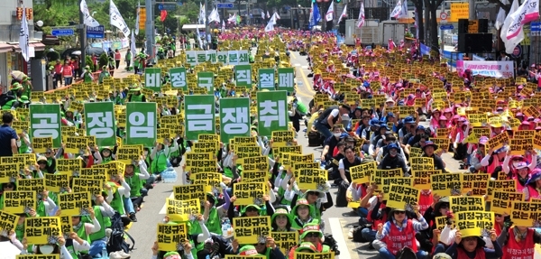 민주노총 공공부문 비정규직 노동자들이 4일 수원 화성행궁앞 도로에서 비정규직 철폐와 차별 해소, 치우개선 등을 요구하는 집회를 갖고 있다./조병석기자