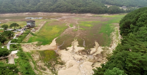 16일 포천 산정호수가 마른장마 속에 대체수원공 송수관 공사까지 지연되면서 물이 거의없이 바닥을 드러내고 있다. 이로 인해 물 부족과 함께 볼거리마저 사라진 호수 주변 식당들이 휴가철 성수기임에도 불구하고 영업을 제대로 하지 못하고 있다. 김시범기자