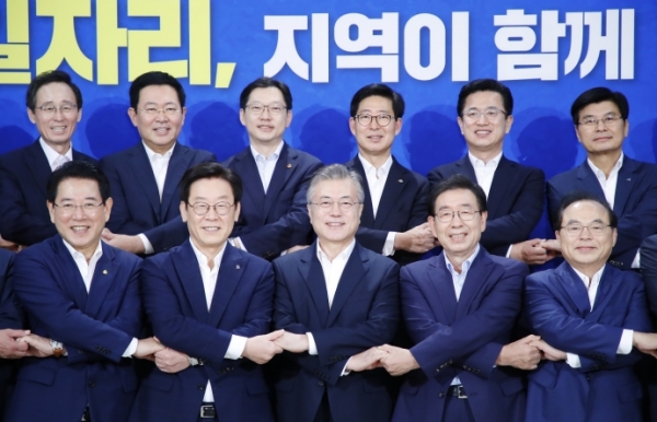 경기도 등 17개 광역지방자치단체가 지역 단위 총괄 계획을 수립하면, 중앙부처가 R&D예산을 지원하는 체계가 도입된다. 사진은 지난해 8월 청와대에서 열린 '제1차 민선7기 시도지사 간담회' 모습. 사진=연합