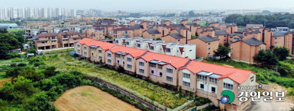 주한미군 재배치가 완료된 지 1년, 평택 캠프 험프리스 주변 곳곳에 '미군특수'를 기대하고 미군용 임대주택 등 수익형 부동산이 우후죽순 들어서고 있지만 애초 기대와는 다르게 상권은 활성화되지 않고 있다. 이미 완공된 주택건물도 공실률이 높아 대책 마련이 필요하다는 목소리가 나오고 있다. 사진은 16일 미군 부대 인근 평택 팽성읍 근내리에 무분별하게 형성된 미군 임대용 대형 타운하우스 단지. /김금보기자