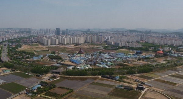 ‘수원-화성 간 행정구역 경계조정’으로 수원시와 화성시가 맞바꾸게 될 것으로 전망되는 수원시 망포동과 화성시 반정동 일원 모습. 사진=경기도