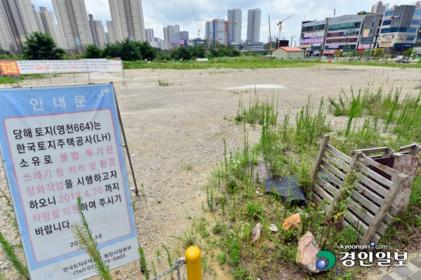 경기도내 공공택지 기반시설 부지 매입 비용을 떠안은 지자체들이 재정난을 호소하는 등 매입 지연으로 결국 주민들에게 부담이 미치고 있다. 30일 오후 화성시 동탄2신도시 공공시설 부지가 매각이 안돼 소방서를 짓지 못한 용지가 방치돼 있다. /임열수기자