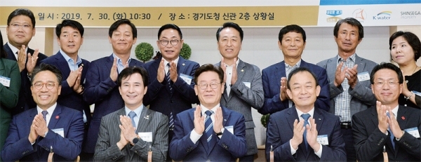 30일 오전 경기도청에서 열린 ‘화성 국제테마파크 투자 양해각서 체결식’에서 이재명 경기도지사 등 참석자들이 기념촬영을 하고 있다. (앞줄 왼쪽부터) 임영록 신세계프라퍼티 대표이사, 서철모 화성시장, 이 지사, 이학수 한국수자원공사 사장, 윤명규 신세계건설 대표이사. 화성국제테마파크는 ‘어드벤처월드’, 휴양 워터파크 ‘퍼시픽 오딧세이’, 공룡테마 ‘쥬라지월드’ 등 글로벌 복합테마파크로 조성될 계획이다/윤원규기자
