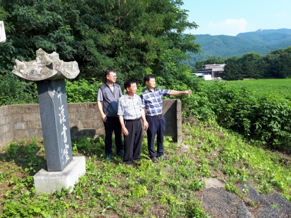 우계 성혼 재단 등 관계자들이 파주 파산서원 권역 우계서실 유허비가 세워진 인근에 조성될 대규모 화물트럭 차고지(주차장) 주변을 살펴보고 있다. 김요섭기자