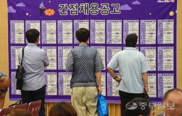 경기도 지자체가 올 한해동안 여는 채용박람회가 100회 이상에 달하지만 취업이나 채용의지가 없는 '허수'가 많으면서 구직자와 참가업체의 만족도가 낮다는 지적이다. 사진은 경기중부권 지자체가 마련한 취업박람회장에서 구직자들이 채용공고를 살펴 보고 있다. 김영운기자