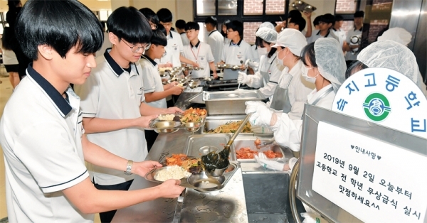 경기도 전역 고등학교에서 무상급식이 시작된 2일 수원 숙지고등학교에서 학생들이 점심급식을 배식받고 있다. 경기도와 경기도교육청에 따르면 이날부터 도내 475개 고등학교 학생 36만 3천139명 전원이 무상급식 혜택을 받는다. 전형민기자