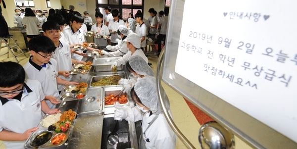 경기지역 고등학교 전학년 무상급식이 시작된 2일 수원시의 한 고등학교에서 학생들이 점심을 배식받고 있다. /노경신기자