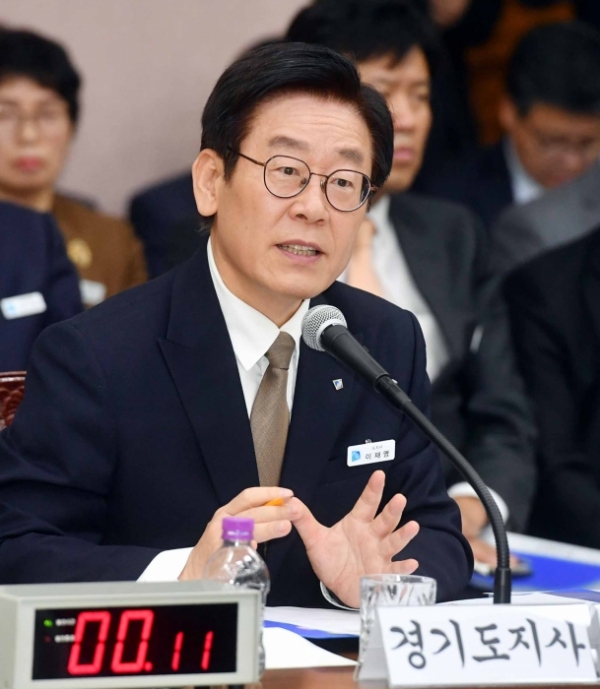 ▲ 2018년 국회 행정안전위원회의 경기도에 대한 국정감사가 열린 경기도청 국감장에서 이재명 경기도지사가 의원들의 질의에 답하고 있다. 경기일보 DB