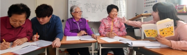 8일 오후 수원시 영통구 매탄동 샘터야학 교실에서 아주대학교 교육 봉사 동아리 학생들이 할머니들에게 한글을 가르치고 있다. 노민규기자